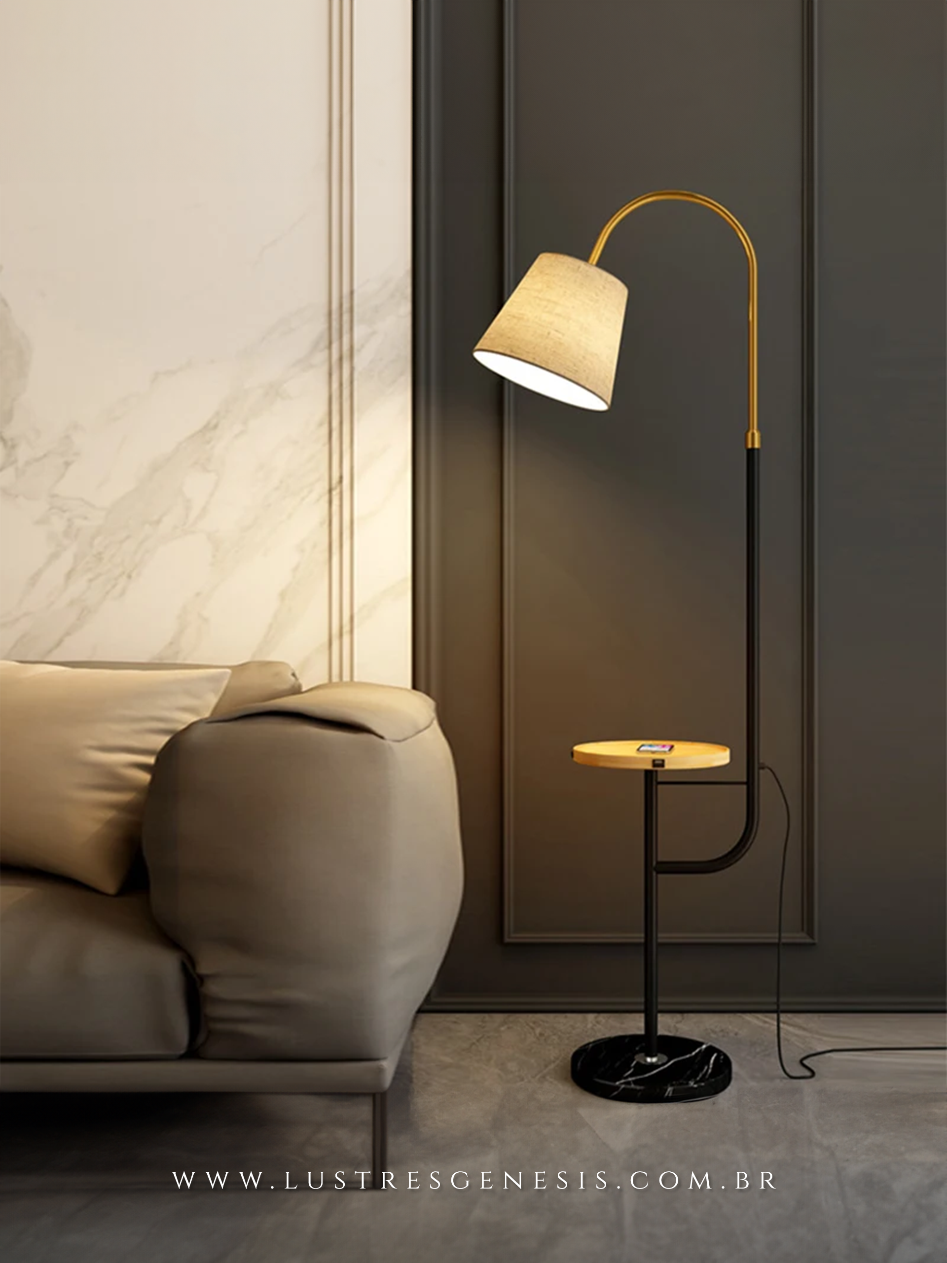 Luminária Akila de piso com mesa lateral e carregador wireless, design moderno em preto e dourado, ideal para salas e quartos.